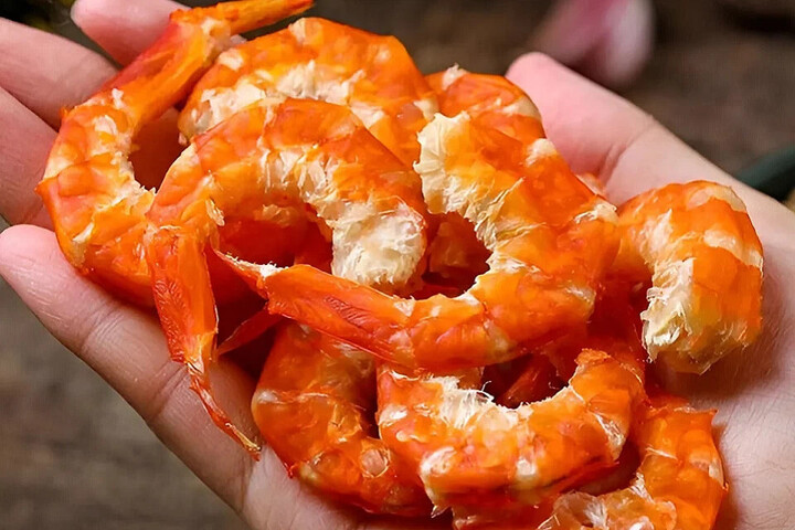 Tôm khô thành phải đều màu, khô ráo nhưng không bị cứng, ăn có vị ngọt dai tự nhiên của tôm. (Ảnh: FPT shop)