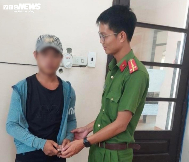 Thượng uý Dương Minh Quốc hỗ trợ chi phí để cho em Lò Văn E ăn uống dọc đường về quê. (Ảnh: CACC)