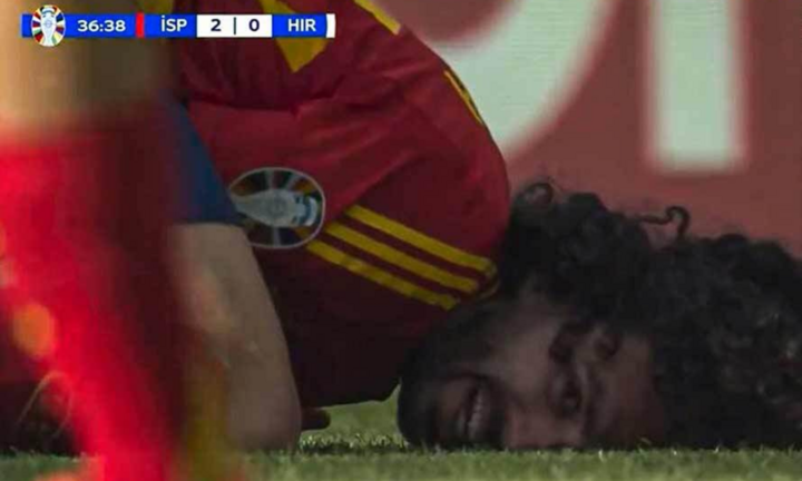 Cầu thủ Tây Ban Nha lăn ra sân ăn vạ, cười trơ trẽn- Ảnh 1.