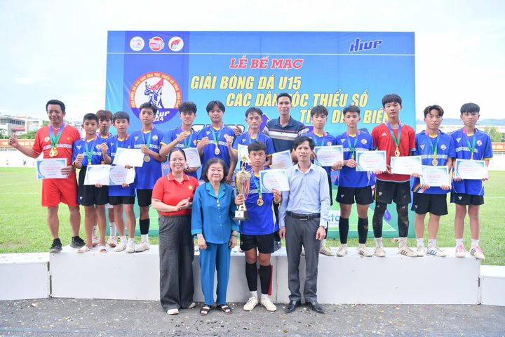 Đội U15 Nậm Pồ nâng cúp vô địch Giải bóng đá U15 các dân tộc thiểu số tỉnh Điện Biên - Cúp HIUP năm 2024. (Ảnh: BTC)