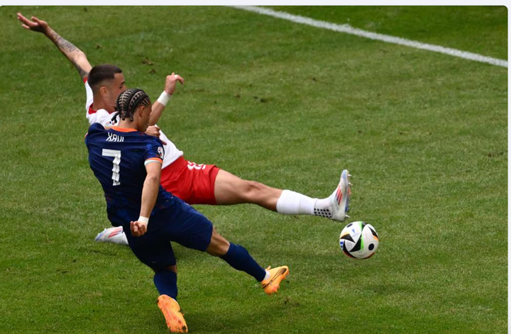 Xavi Simons dứt điểm hỏng đáng tiếc.