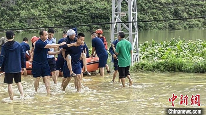Cứu trợ lũ lụt ở Bách Sắc, tỉnh Quảng Tây, Trung Quốc. (Ảnh: Chinanews)