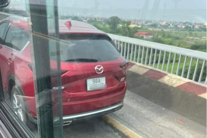 Chiếc ô tô được người đàn ông để lại trên cầu Thăng Long.