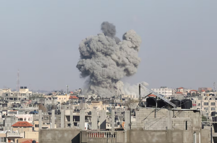 Khói bốc lên sau một vụ nổ ở thành phố Rafah, phía nam Gaza. (Ảnh: Reuters)