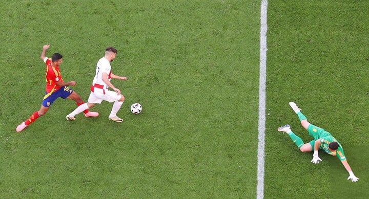 Rodri nhận thẻ vàng thứ 2 tại EURO 2024 sau pha phạm lỗi với cầu thủ Croatia.