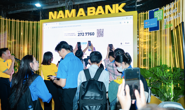 Đông đảo khách hàng tham quan trải nghiệm Không gian số Nam A Bank.