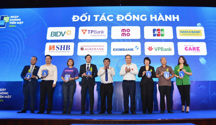 Đại diện Nam A Bank (bìa trái) nhận kỷ niệm chương đối tác đồng hành cùng chương trình.