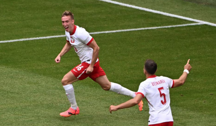 Buksa (16) ghi bàn đầu tiên cho Ba Lan tại EURO 2024.