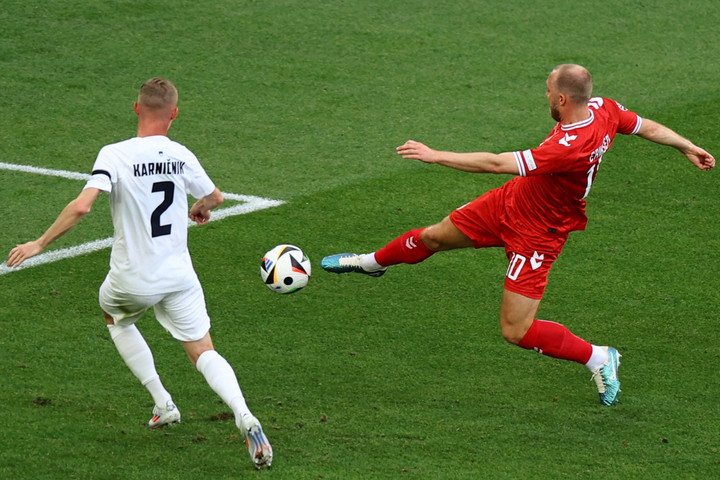 Eriksen chiếm lĩnh khoảng trống rất nhanh để đón đường chuyền của đồng đội. (Ảnh: Reuters)