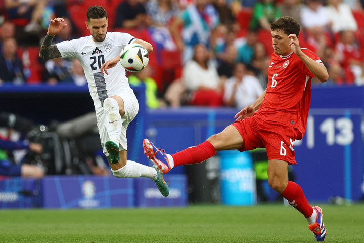 Slovenia tấn công đơn giản với những pha bóng dài, bổng cho 2 tiền đạo và đầu tư nhiều cho tình huống cố định. (Ảnh: Reuters)