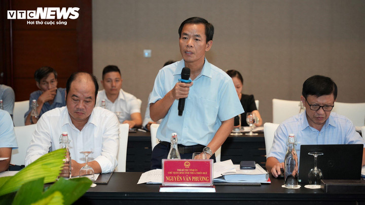Ông Nguyễn Văn Phương, Chủ tịch UBND tỉnh Thừa Thiên - Huế, báo cáo với đoàn khảo sát. (Ảnh: Ngọc Hiếu)