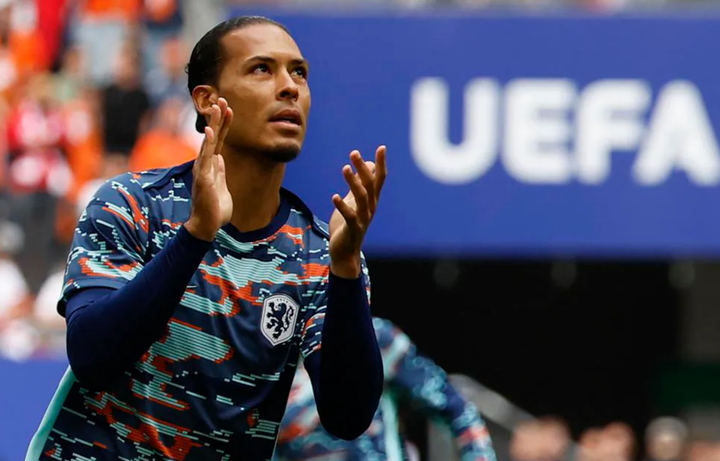 Van Dijk dẫn dắt hàng thủ Hà Lan.