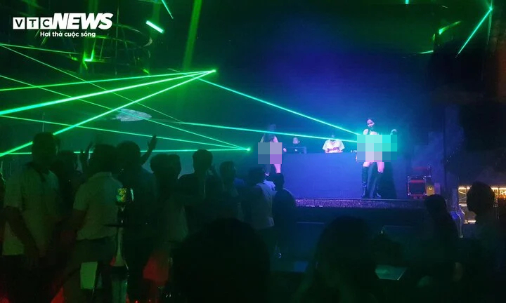 Cách quán bar Rose Club khoảng 150m là quán bar New One. Tại thời điểm PV có mặt, không ghi nhận hình ảnh bóng cười, song trên sân khấu là 2 nữ vũ công mặc đồ "mát mẻ" uốn éo, lắc lư với các động tác gợi cảm.
