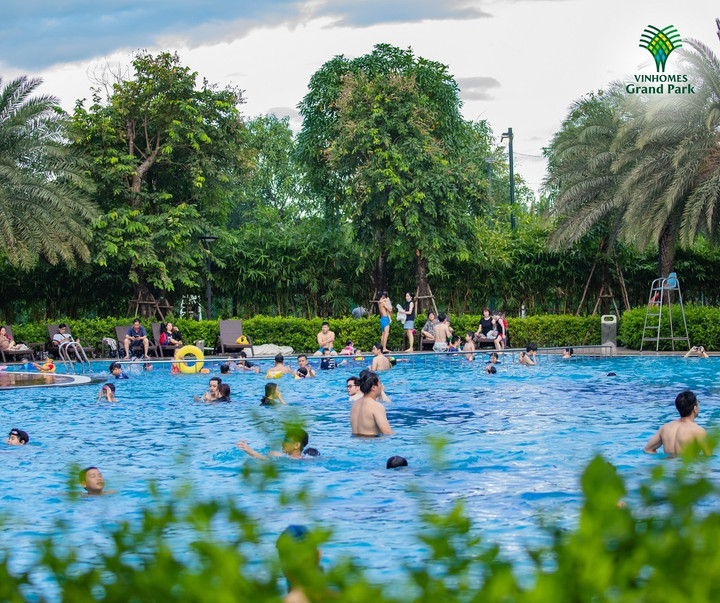 Hồ bơi ngoài trời chuẩn resort, giúp cư dân thư giãn, giải nhiệt, rèn luyện các kĩ năng bơi lội.