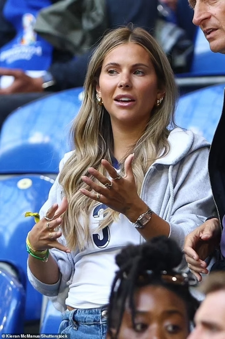 Bạn gái của Luke Shaw, Anouska Santos cũng đã đến sân Veltins-Arena xem trận đấu của đội tuyển Anh. Cô mặc áo số 3 thể hiện sự ủng hộ dành cho bạn trai.