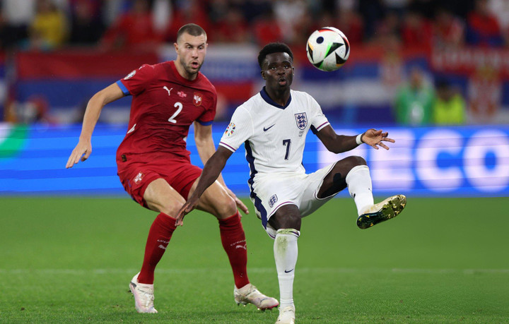 Đội tuyển Anh vẫn dẫn trước Serbia.