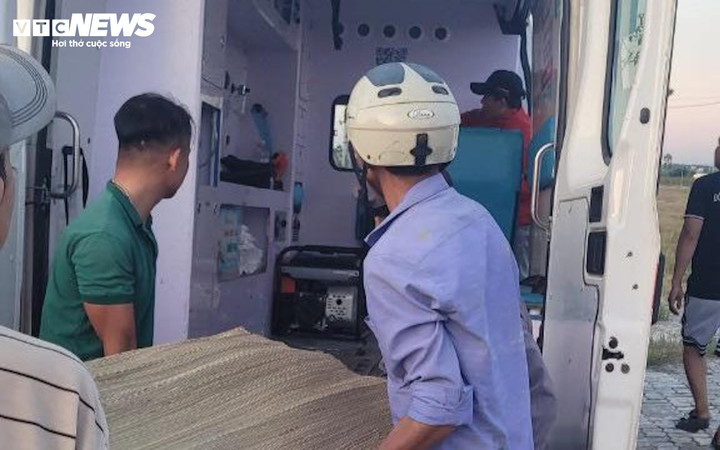 Lực lượng chức năng đang đưa thi thể các nạn nhân về nhà lo hậu sự. (Ảnh: ĐN)