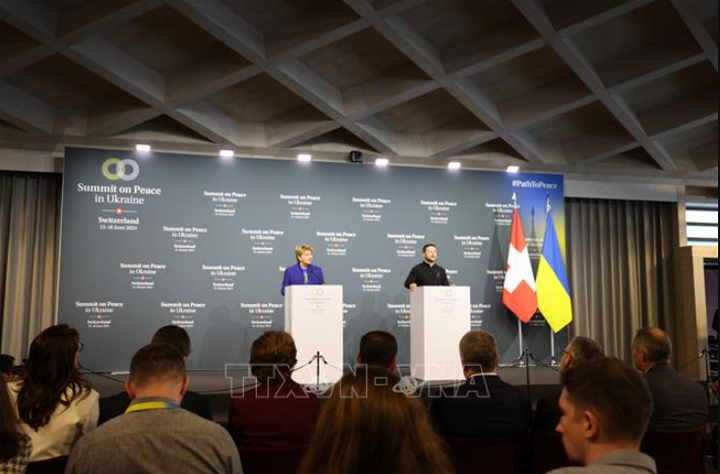 Tổng thống Thụy Sĩ Viola Amherd và Tổng thống Ukraine Volodymyr Zelensky tham dự họp báo nhân hội nghị hoà bình về Ukraine. (Ảnh: Anh Hiển)