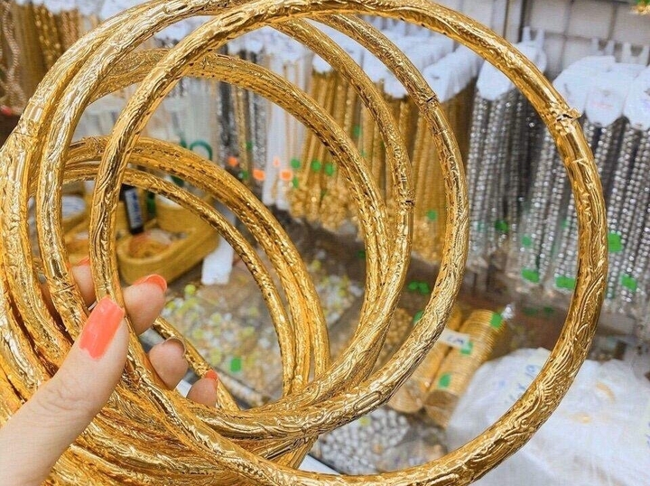 Giá kiềng vàng tây phụ thuộc vào từng loại vàng tây. (Ảnh minh họa)