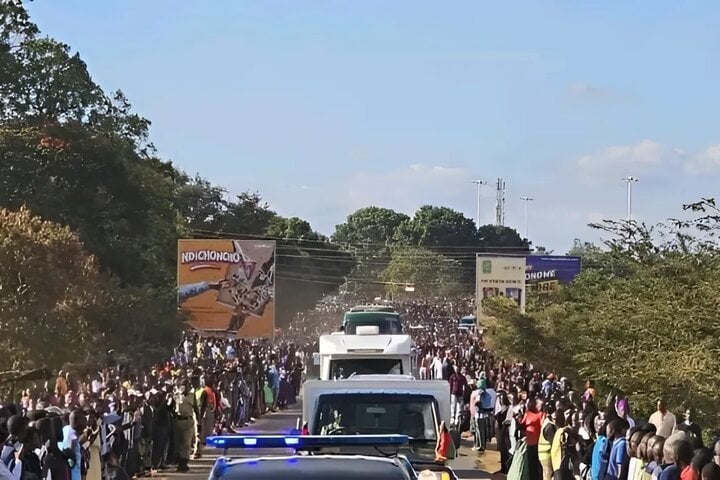 Người dân đứng hai bên đường theo dõi đoàn xe rước linh cữu Phó tổng thống Malawi Saulos Chilima hôm 16/6. (Ảnh: Malawi Voice)