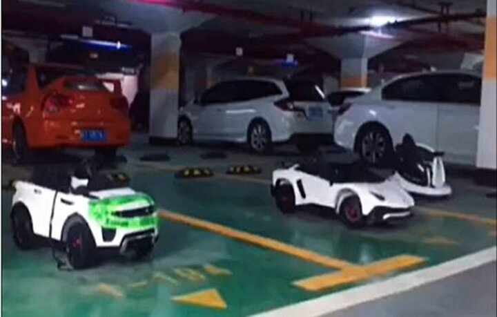 Anh Triệu không muốn người khác đỗ xe vào chỗ của mình nên đặt vào đó 3 chiếc ô tô đồ chơi.