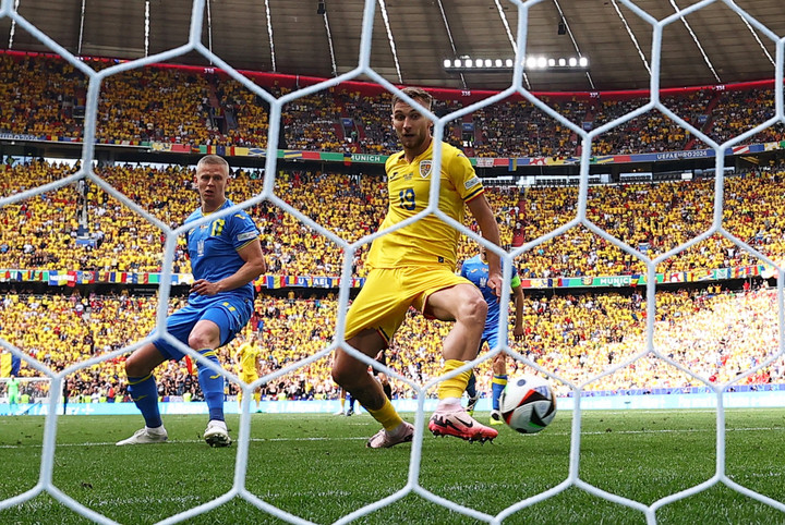 Dragus dễ dàng đệm bóng vào khung thành rộng mở. (Ảnh: Reuters)