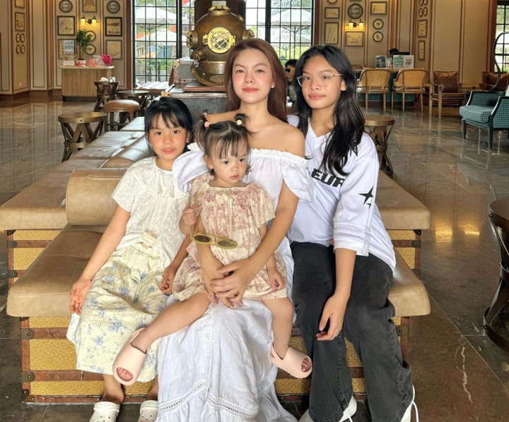 Phạm Quỳnh Anh và 3 con gái.
