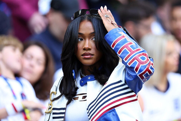 Ở trận đấu này, Saka là người kiến tạo cho Jude Bellingham ghi bàn thắng duy nhất trong chiến thắng của đội tuyển Anh. Cô bạn gái trên khán đài vì thế cũng được chú ý đặc biệt.