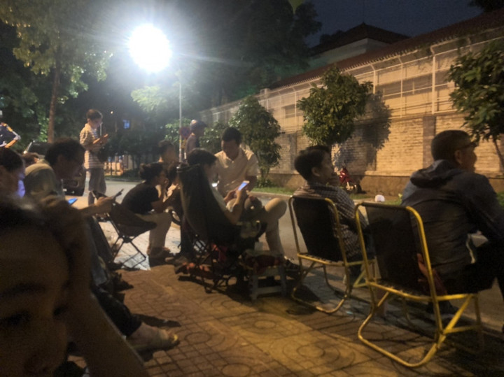 Phụ huynh chờ từ đêm để mua hồ sơ vào lớp 1 cho con. (Ảnh: Phụ huynh cung cấp)