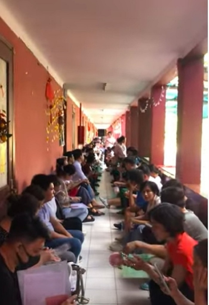 Phụ huynh chờ đến 14h chiều nay để mua bộ hồ sơ vào lớp 1 cho con ở trường Tiểu học Thực hành Đại học Sài Gòn. (Ảnh: chụp màn hình)