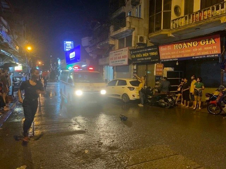 Đến đêm 16/6, sau khi vụ cháy trên phố Định Công Hạ khởi phát được hơn 3 giờ đồng hồ, hàng loạt xe cứu thương mới bắt đầu di chuyển từ hiện trường vụ cháy ra ngoài.