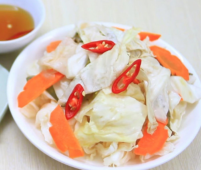 Bắp cải chua là món ăn kèm có vị thanh mát, rất được yêu thích. (Ảnh minh họa)