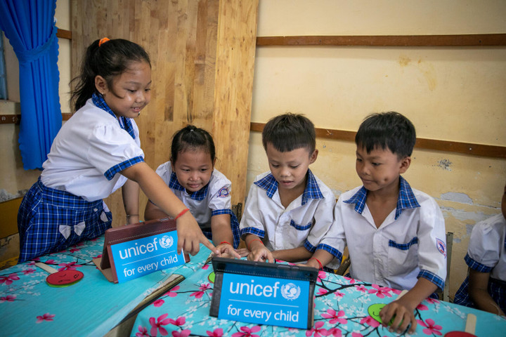 Học sinh dân tộc Khmer sử dụng sách kỹ thuật số bằng tiếng Khmer và tiếng Việt từ Thư viện số toàn cầu. (Nguồn ảnh: UNICEF Việt Nam)