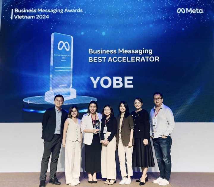 “Đại diện Yoday Media - CEO Thùy Trang cùng nhãn hàng đối tác nhận loạt giải thưởng tại Business Messaging Award 2024”.