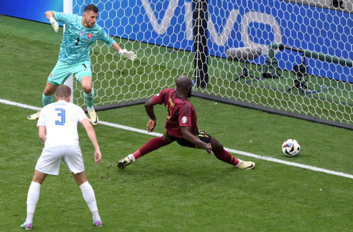 Bàn thắng bị chối từ của Lukaku.