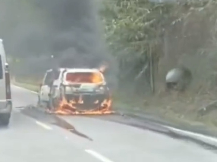 Chiếc xe bốc cháy ngùn ngụt, cả gia đình thoát nạn