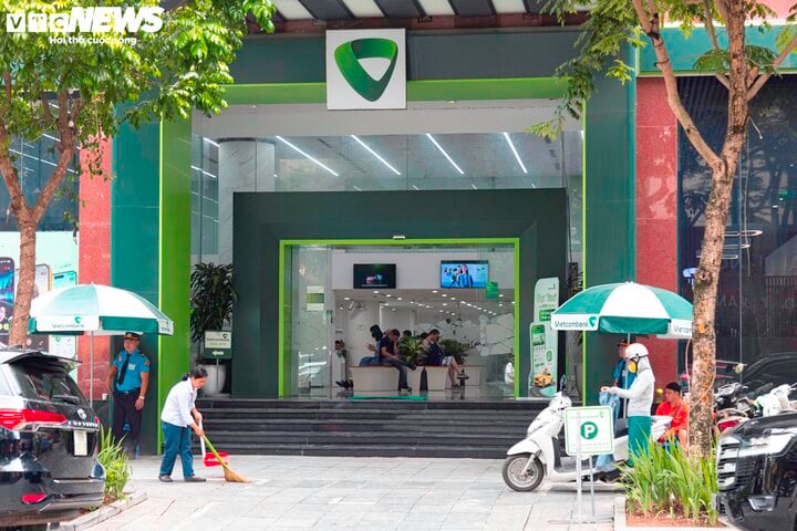 Tương tự, điểm bán của Ngân hàng Vietcombank chi nhánh 72 Trần Hưng Đạo (quận Hoàn Kiếm, Hà Nội) cũng chỉ có ít khách tới giao dịch.