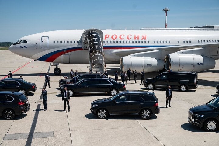 Kể từ năm 2021, đồng hành cùng ông Putin trong các chuyến công du nước ngoài là chuyên cơ Ilyushin Il-96-300 do Nga chế tạo. (Ảnh: Sputnik)