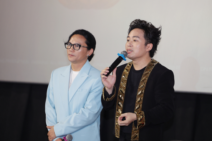 Nhạc sĩ Mars Anh Tú và ca sĩ Tùng Dương trong buổi ra mắt MV "Cánh chim Phượng Hoàng".