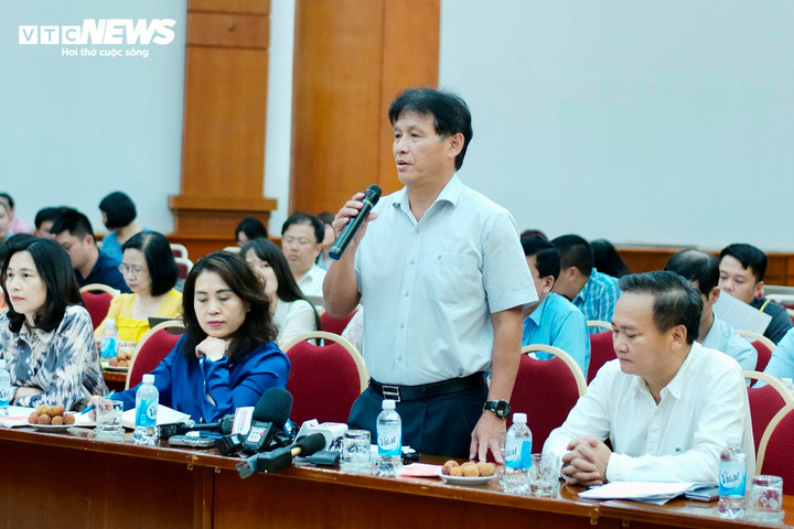 Ông Đặng Ngọc Minh, Phó Tổng cục trưởng Tổng cục Thuế trao đổi về vấn đề cấm xuất cảnh khi nợ thuế tại buổi họp báo.