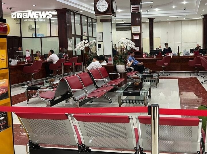 Khu vực chờ của Agribank chi nhánh Sài Gòn (số 2 Võ Văn Kiệt, phường Nguyễn Thái Bình, quận 1, TP.HCM) trong sáng 18/6 chỉ có vài khách hàng đến gửi tiền.