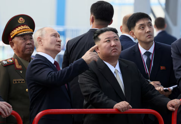 Tổng thống Nga Vladimir Putin và nhà lãnh đạo Triều Tiên Kim Jong-un thăm trung tâm vũ trụ Vostochny ở vùng viễn đông Amur, Nga, ngày 13/9/2023. (Ảnh: Reuters)