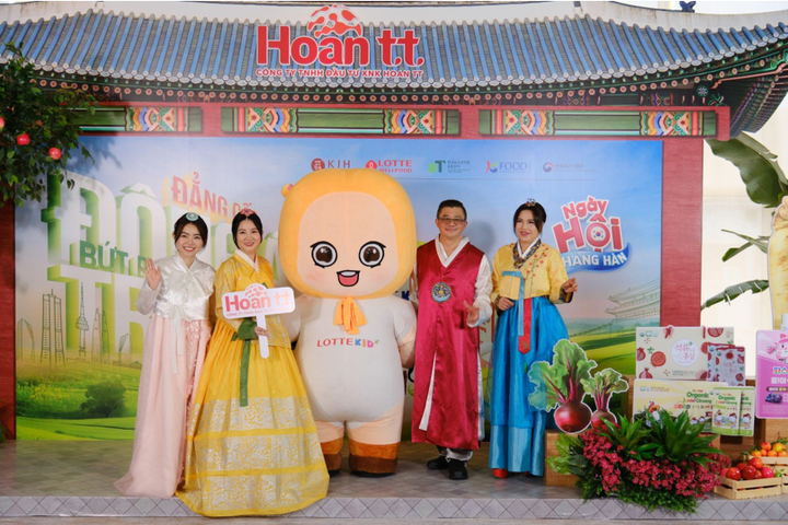 Giám đốc Công ty Hoan TT - Bà Trần Thị Kim Hoàn cùng các khách mời trong những bộ Hanbok - Trang phục truyền thống của xứ sở Kim Chi.