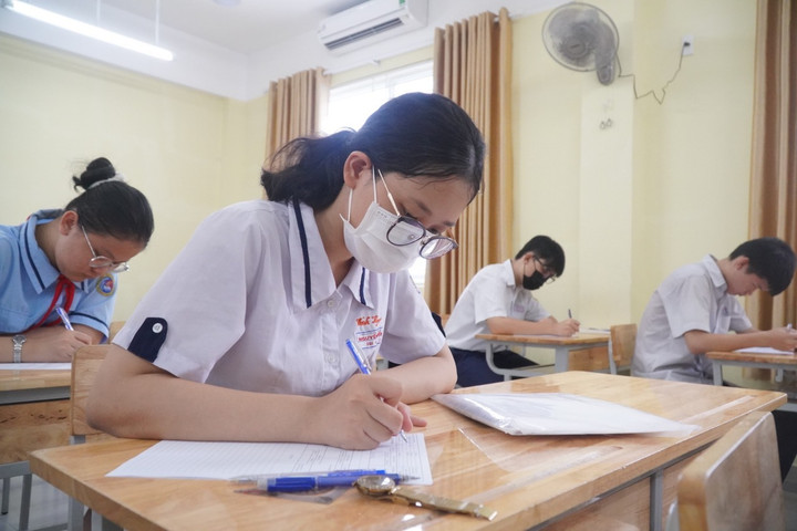 Thí sinh thi vào lớp 10 tại TP.HCM. (Ảnh: Huế Xuân)