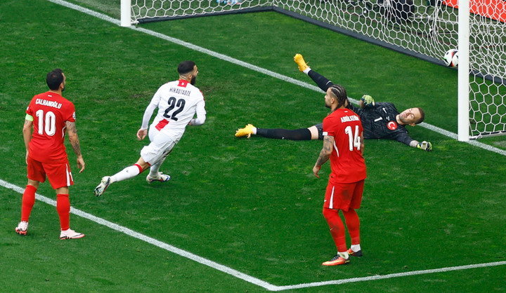 Khoảnh khắc lịch sử của bóng đá Gruzia (Ảnh: Reuters)