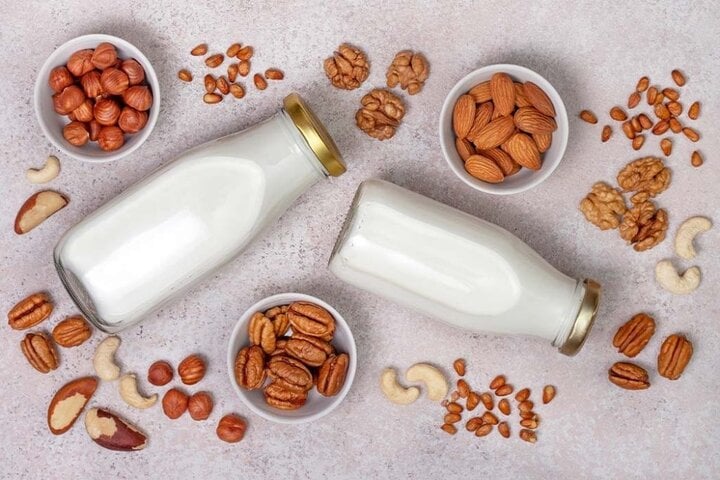 Thực phẩm giàu canxi như sữa và sản phẩm từ sữa, đậu, các loại hạt, rau xanh, thúc đẩy xương chắc khỏe, ngăn ngừa loãng xương. (Ảnh minh hoạ)