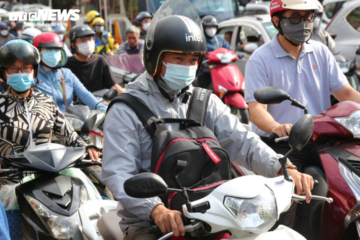 Thời tiết TP.HCM hôm nay 18/6, mây thay đổi, sáng đến trưa nắng nóng, chiều tối có mưa rào và rải rác có dông.