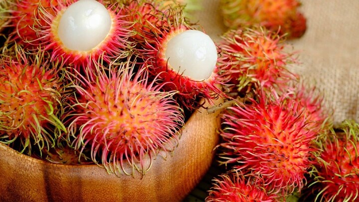 Quan sát vỏ ngoài là một trong những kinh nghiệm chọn chôm chôm dày cùi, tróc vỏ. (Ảnh: Tiki)