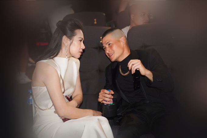 Vợ của Tùng Dương trò chuyện thân thiết với đạo diễn Việt Tú.