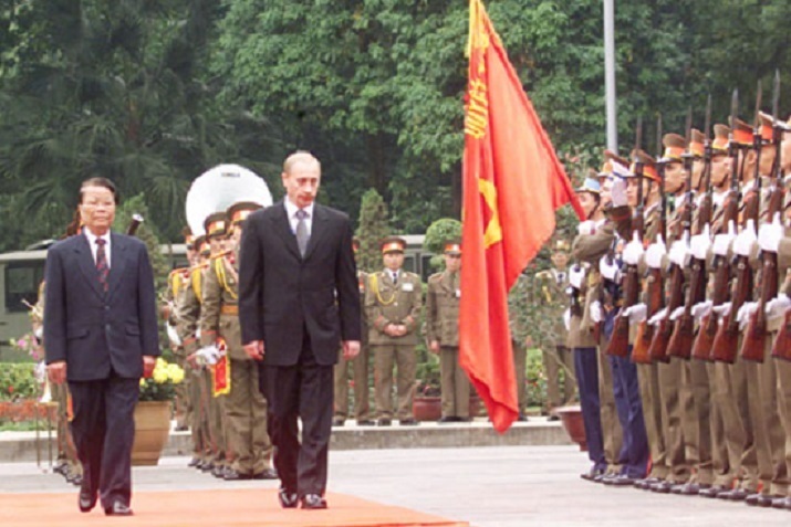 Tổng thống Vladimir Putin và Chủ tịch nước Trần Đức Lương cùng duyệt đội danh dự, khi ông tới thăm Việt Nam lần đầu tiên vào ngày 1/3/2001.